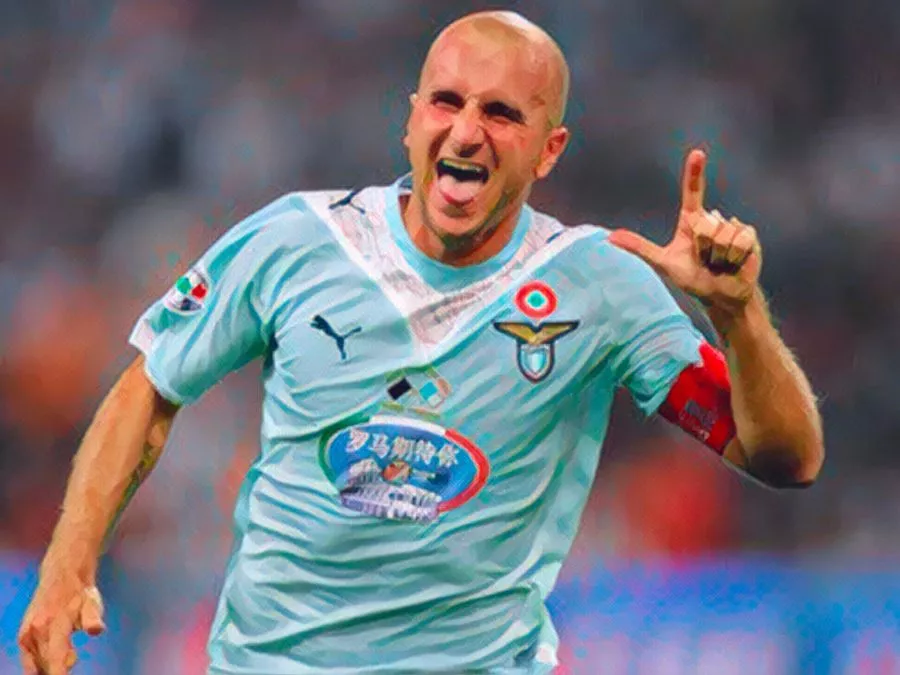 Tommaso Rocchi esulta facendo il gesto della L con le dita indossando la maglia della Lazio