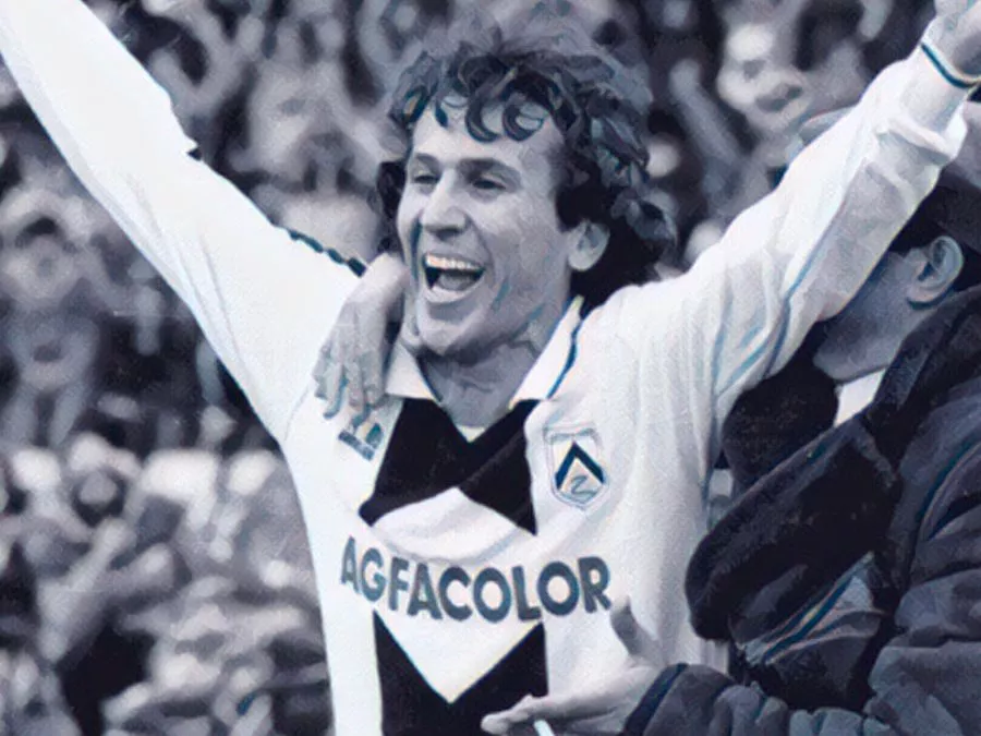 Zico esulta con la maglia dell'Udinese dopo aver segnato su punizione contro il Real Madrid al Friuli