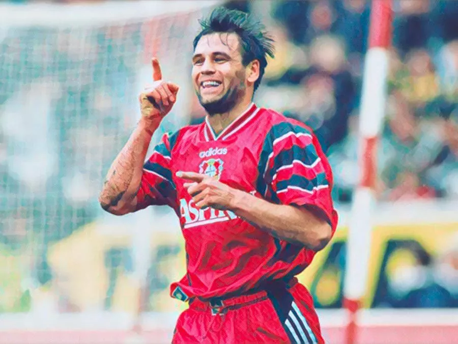 Ulf Kirsten esulta con la maglia del Bayer Leverkusen dopo un gol segnato in Bundesliga