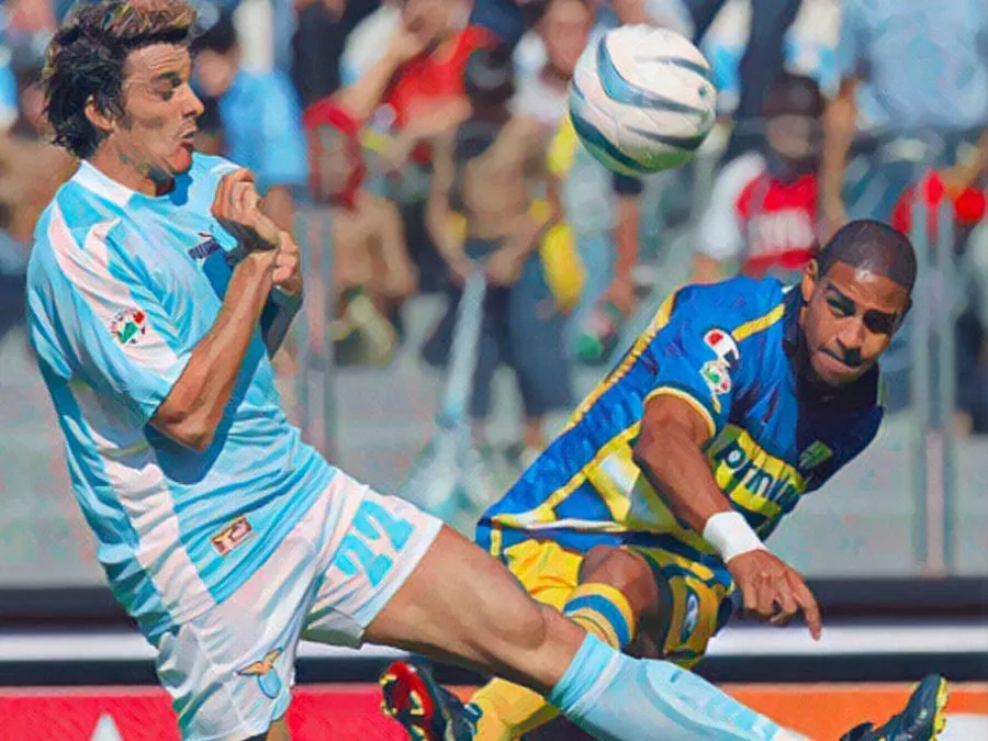 Adriano Leite Ribeiro esulta con la maglia gialloblù del Parma dopo il gol alla Lazio