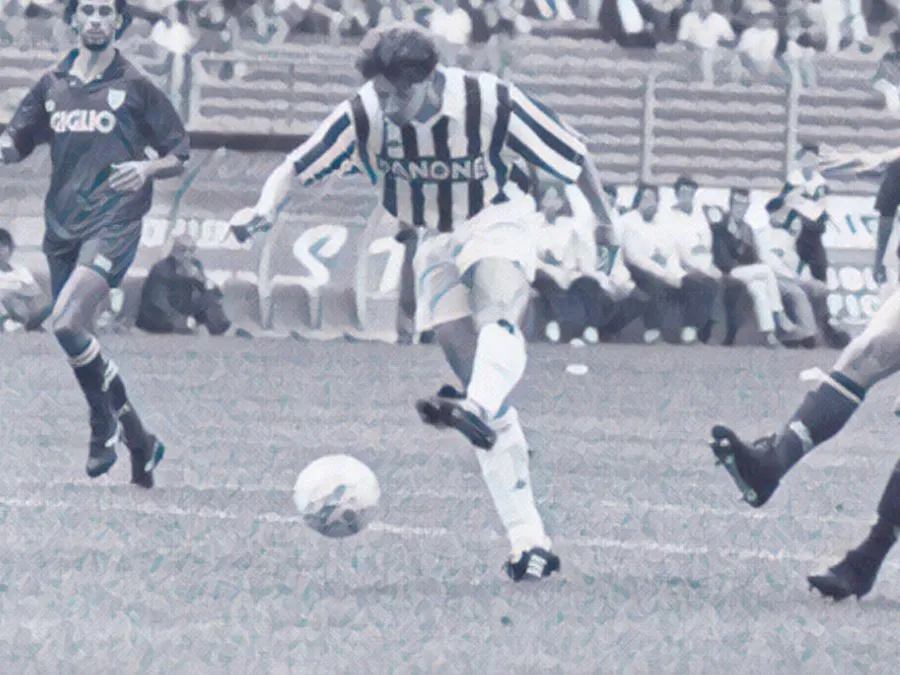 Alessandro Del Piero giovanissimo con la maglia numero 16 della Juventus allo Stadio Delle Alpi