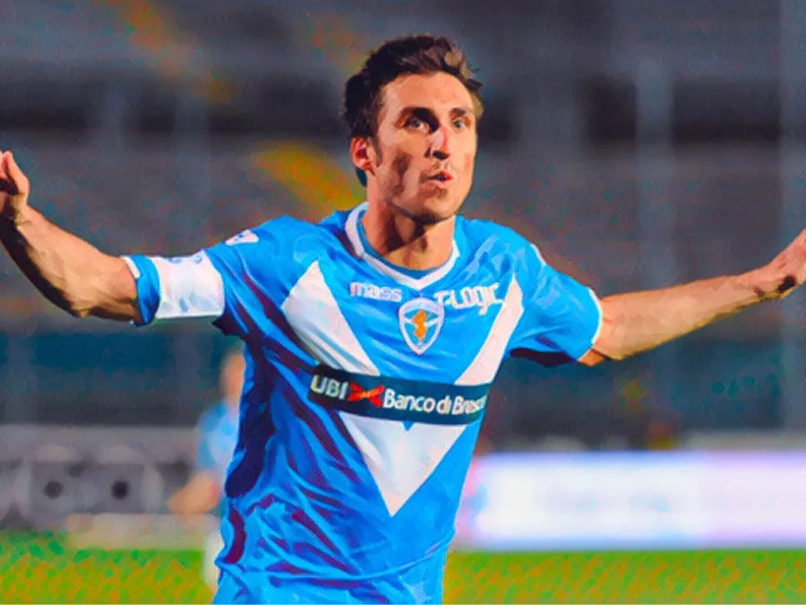 Andrea Caracciolo esulta a braccia aperte mimando l'Airone con la maglia del Brescia Calcio allo Stadio Mario Rigamonti