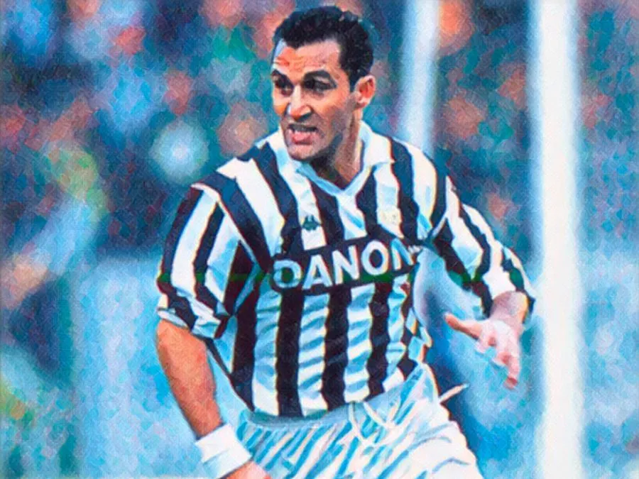 Angelo Di Livio in azione sulla fascia destra con la maglia della Juventus negli anni novanta
