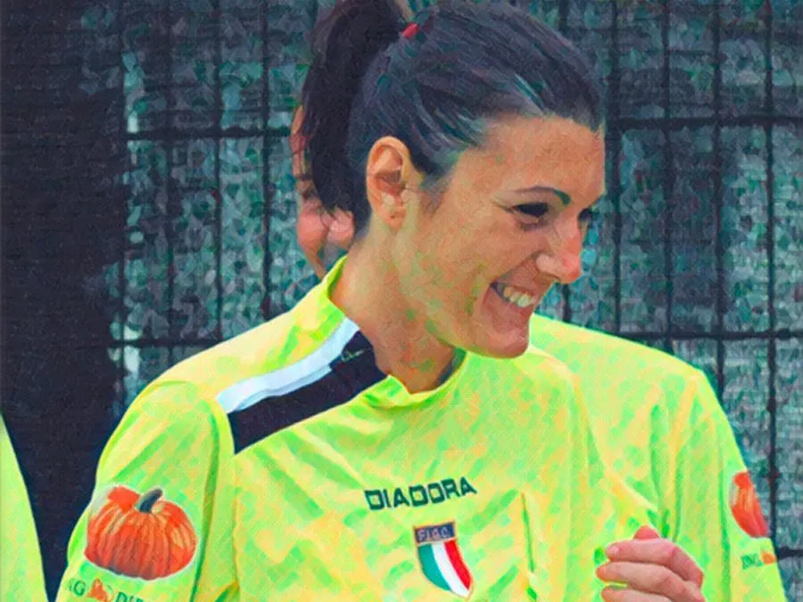 Anna De Toni dirige una gara durante la sua carriera arbitrale