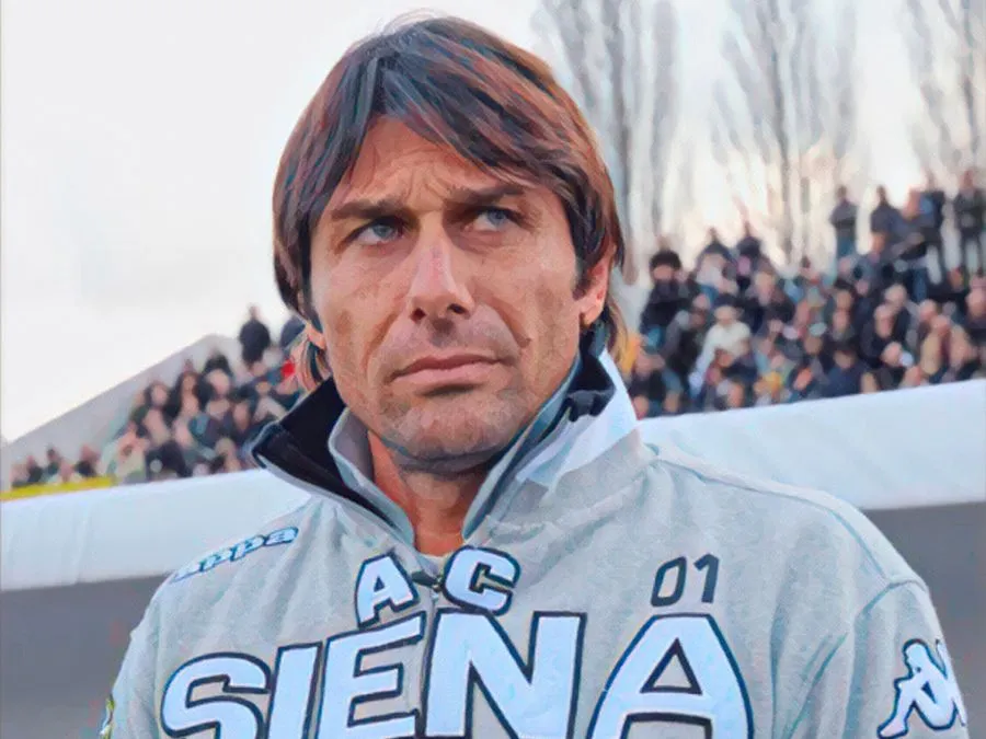 Antonio Conte esulta sulla panchina del Siena allo Stadio Artemio Franchi durante il campionato di Serie B 2010/11