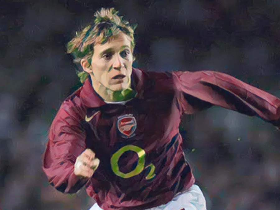 Arturo Lupoli con la maglia dell'Arsenal sul prato dello storico impianto di Highbury
