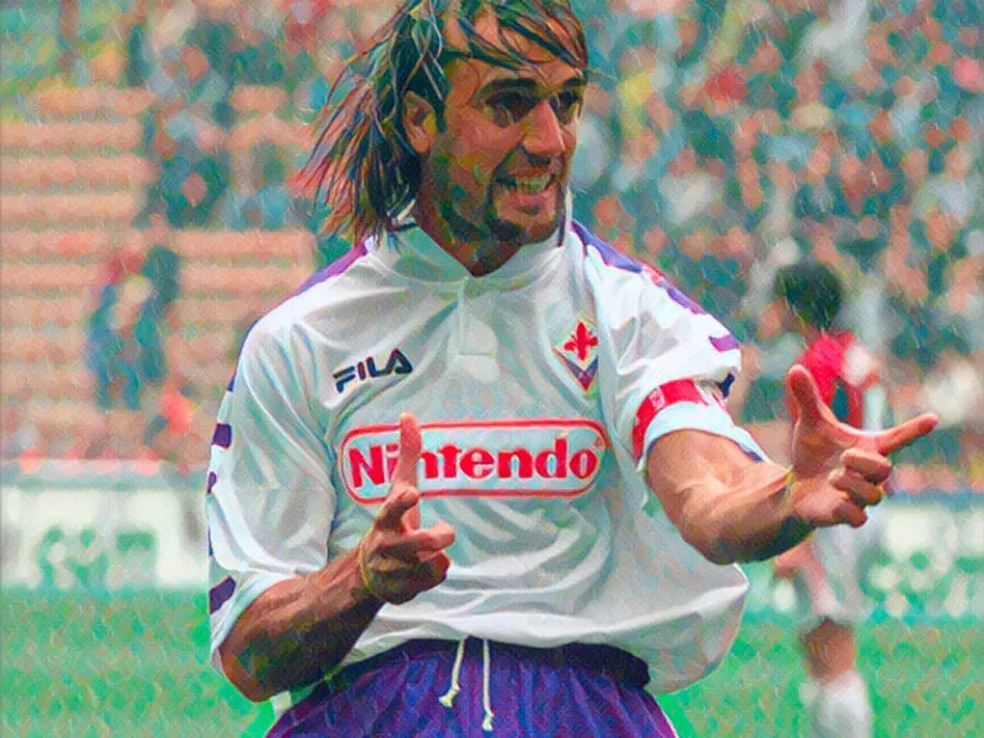 Gabriel Batistuta festeggia la tripletta contro il Milan a San Siro