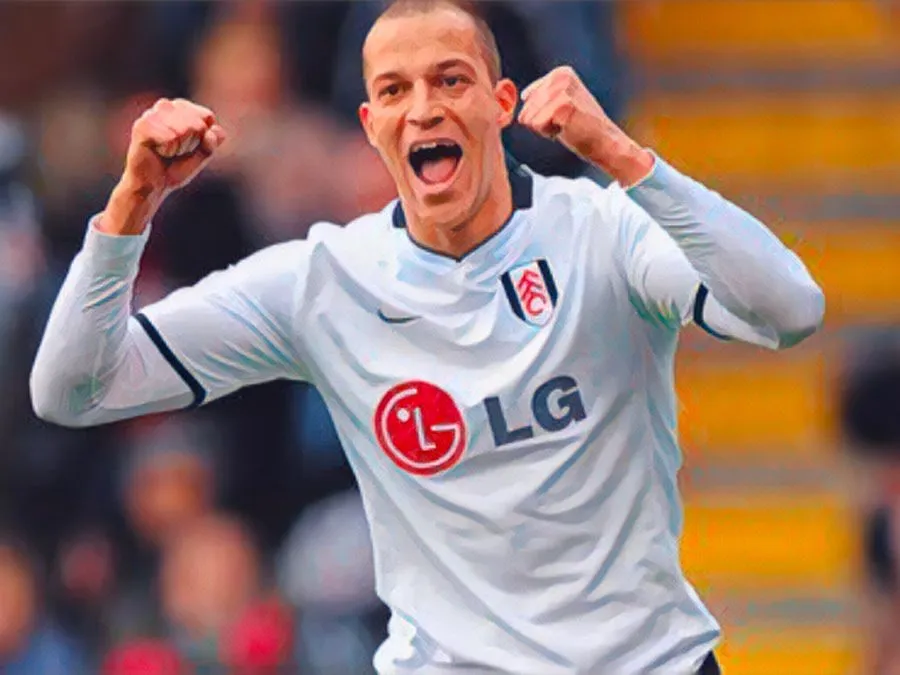 Bobby Zamora esulta con la maglia del Fulham durante una partita di Europa League a Craven Cottage