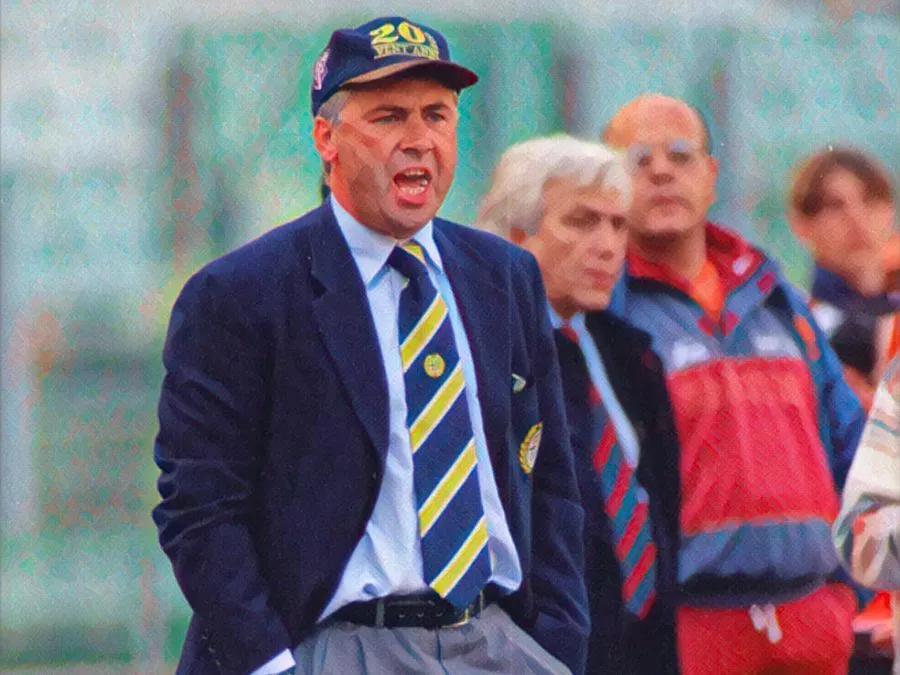 Carlo Ancelotti giovane sulla panchina del Parma durante la sua prima partita in Serie A nel 1996