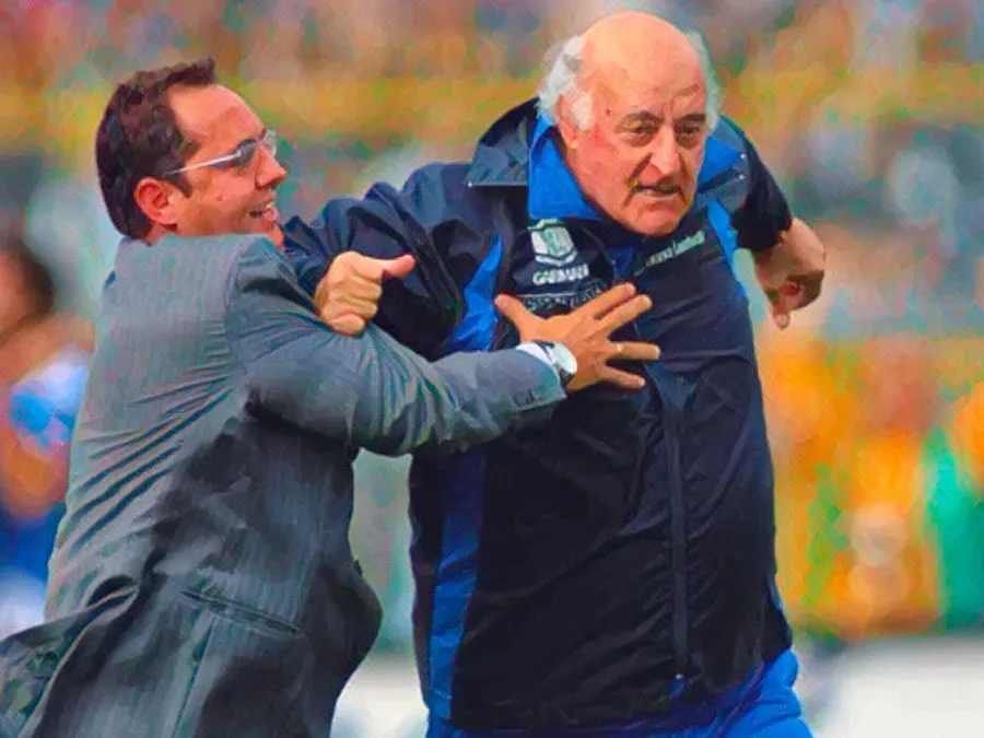 Carlo Mazzone corre furiosamente verso il settore ospiti in Brescia-Atalanta