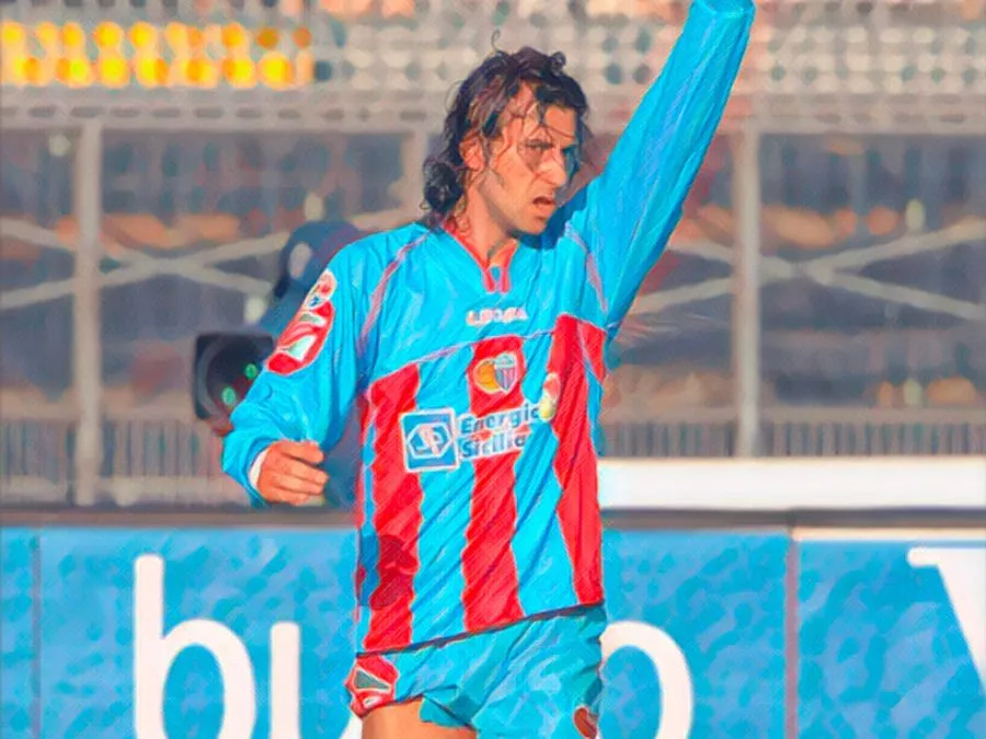 Giorgio Corona esulta dopo il gol vittoria con la maglia del Catania contro il Cagliari nella prima giornata di Serie A 2006/07