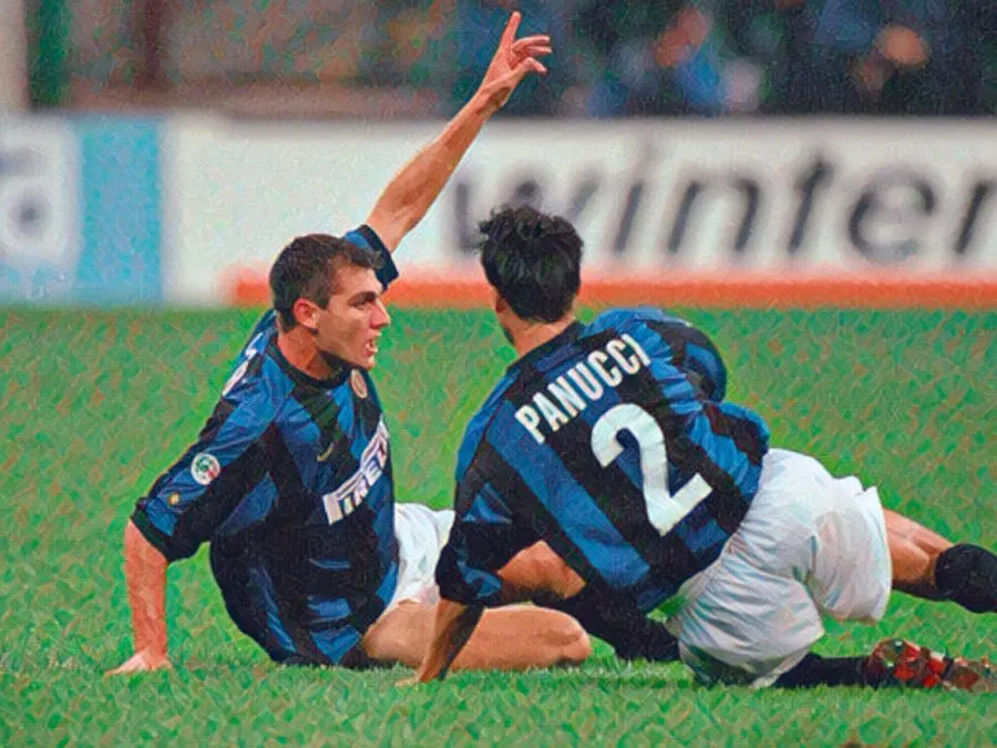 Christian Vieri esulta allo Stadio Giuseppe Meazza dopo il gol da cineteca segnato al Parma