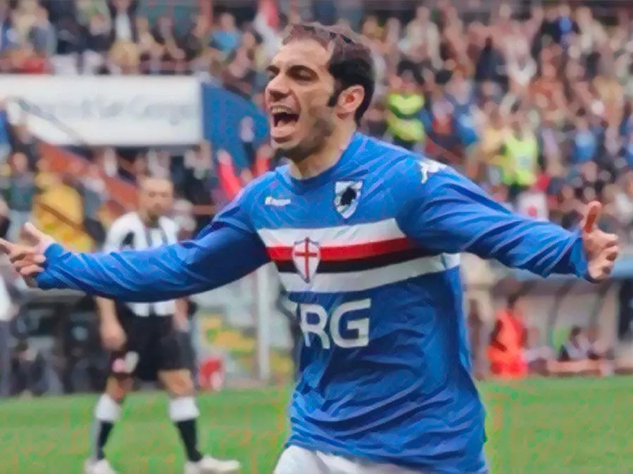 Claudio Bellucci esulta con la maglia della Sampdoria sotto la Gradinata Sud dello Stadio Luigi Ferraris di Genova