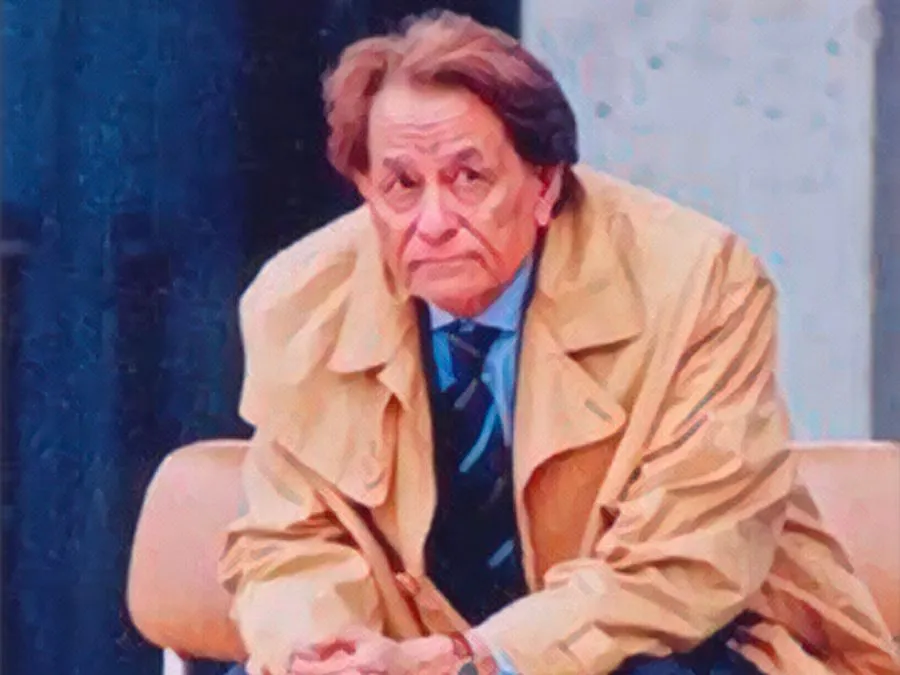 Costantino Rozzi seduto sulla panchina dell'Ascoli durante una partita negli anni '80