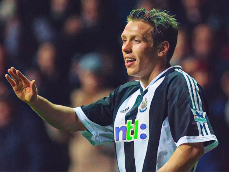 Craig Bellamy con la maglia del Newcastle esulta dopo un gol