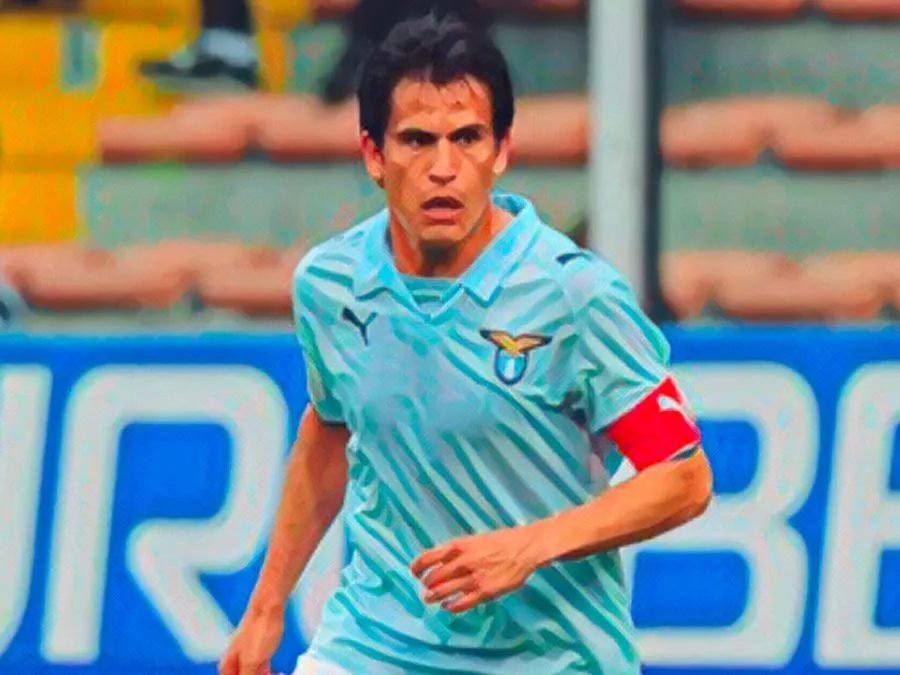Cristian Ledesma esulta con la maglia della Lazio dopo il gol nel derby di Roma