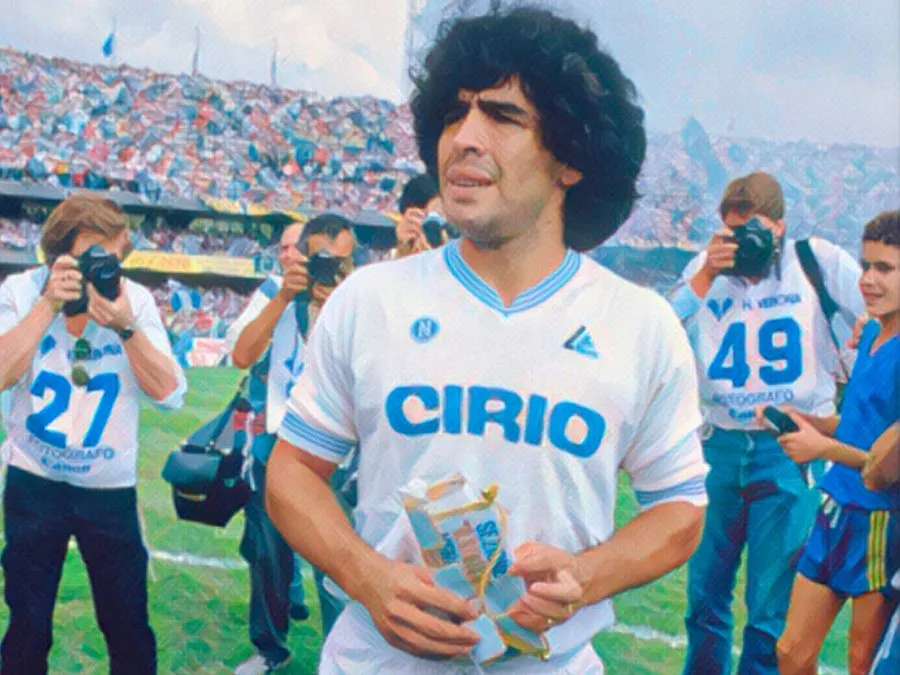 Diego Armando Maradona in campo al Bentegodi durante Verona-Napoli del 16 settembre 1984