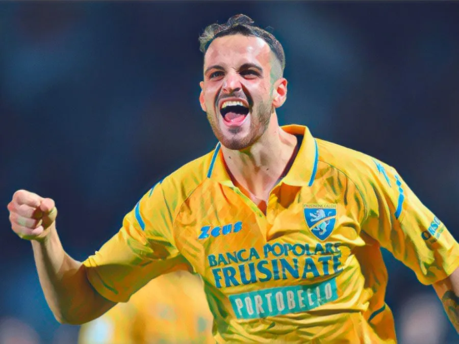 Federico Gatti esulta con la maglia del Frosinone dopo un gol