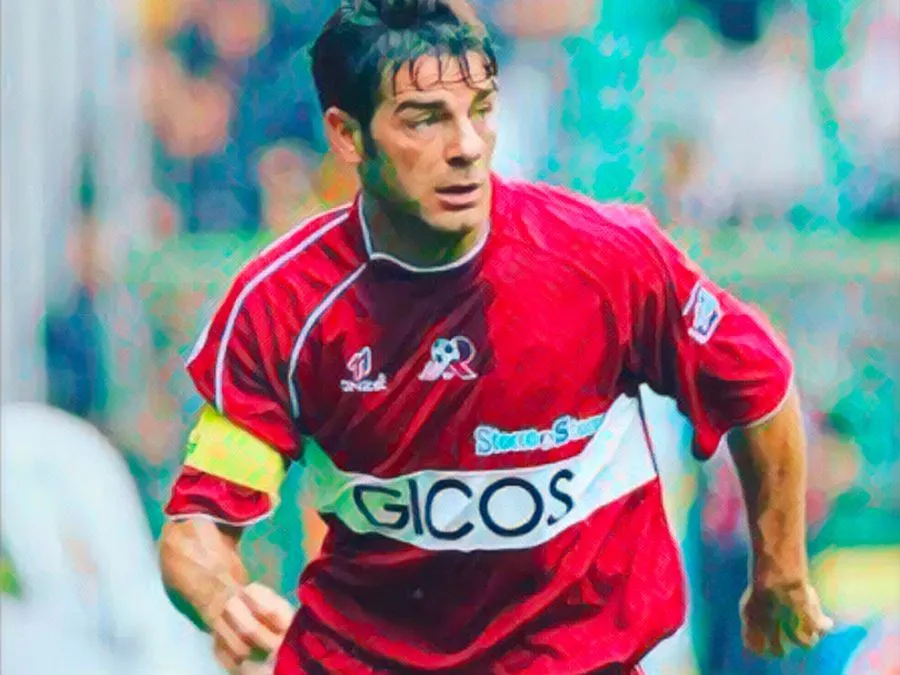 Francesco Ciccio Cozza esulta con la maglia numero 10 e la fascia da capitano della Reggina