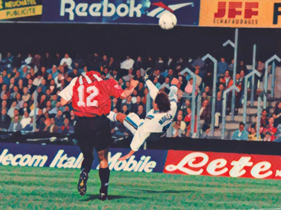 Francesco Moriero esegue la splendida rovesciata nella partita dell'Inter contro il Neuchatel Xamax nella stagione 1997-1998