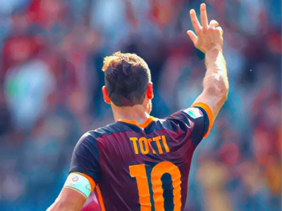 Francesco Totti esulta sotto la Curva Sud dello Stadio Olimpico dopo aver segnato il gol numero 300 con la Roma