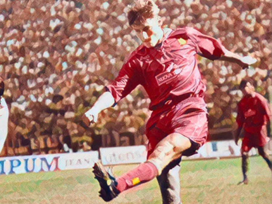 Un giovanissimo Francesco Totti con la maglia numero 9 della Roma festeggia il suo primo gol in Serie A nel 1994
