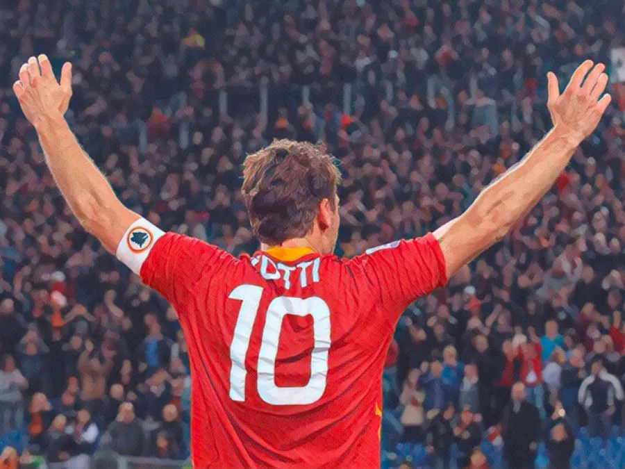 Francesco Totti sotto la Curva Sud con la maglia numero 10 della Roma