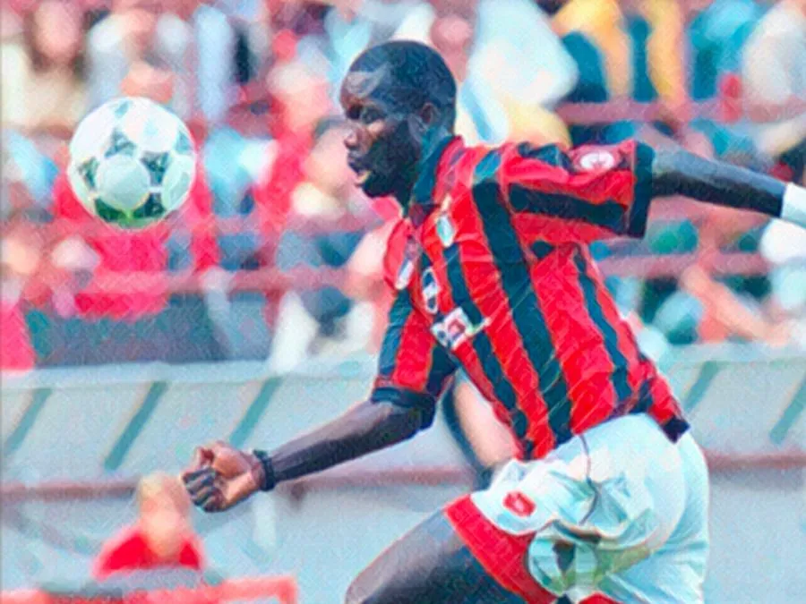 George Weah in corsa palla al piede durante il suo famoso gol coast to coast in Milan-Verona del 1996
