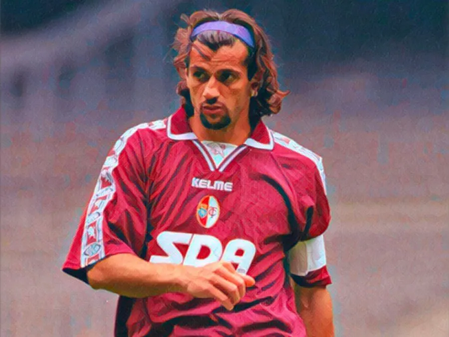 Gianluigi Lentini durante una partita di Serie A con la maglia del Torino