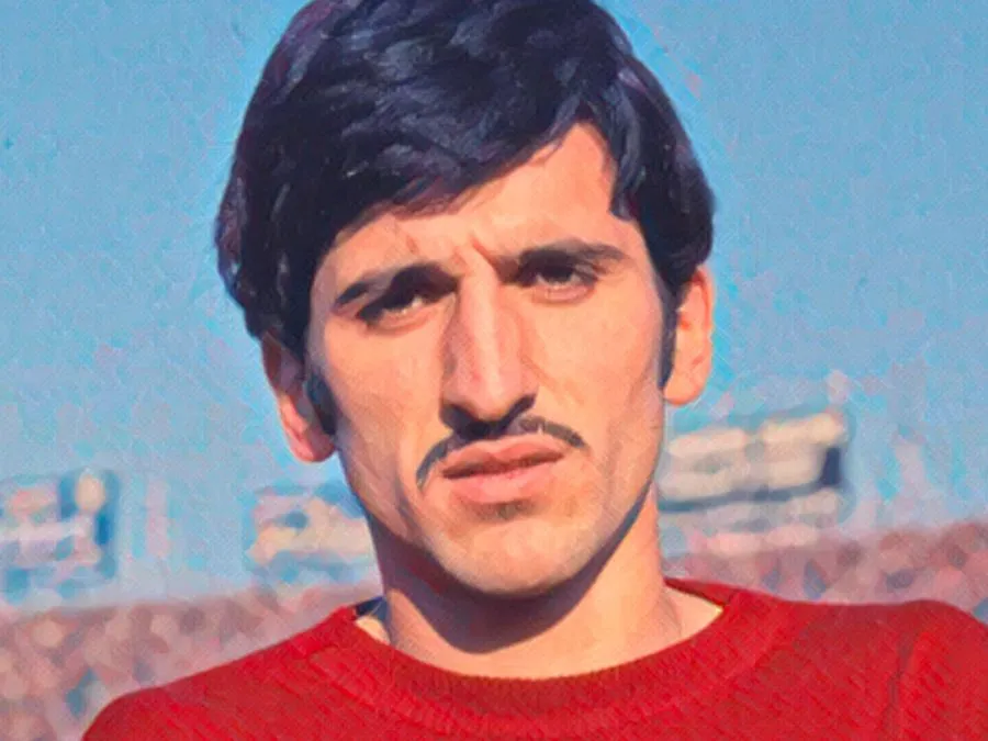 Gigi Meroni sorridente con i capelli lunghi e la maglia numero 7 del Torino