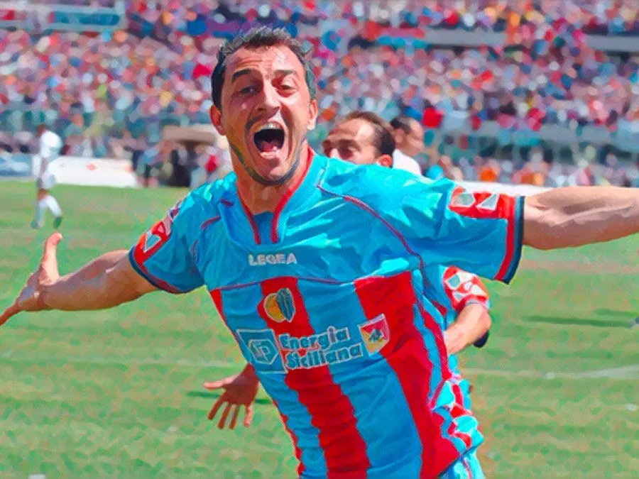 Gionatha Spinesi con la maglia rossazzurra del Catania esulta sotto la curva