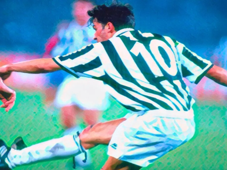 Alessandro Del Piero esulta dopo aver realizzato il suo celebre gol a giro contro il Borussia Dortmund nel 1995