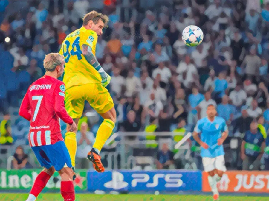 Ivan Provedel esulta dopo il gol di testa segnato in Lazio-Atletico Madrid allo Stadio Olimpico
