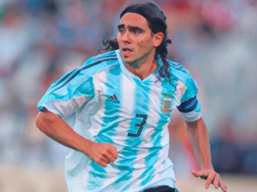 Juan Pablo Sorín in azione con la fascia da capitano della Nazionale Argentina e la sua iconica chioma al vento