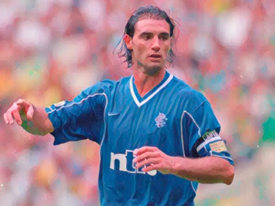 Lorenzo Amoruso esulta con la fascia da capitano dei Rangers Glasgow sul prato di Ibrox