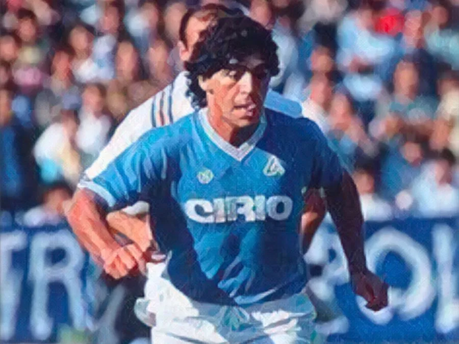 Diego Armando Maradona con la maglia del Napoli mentre conduce la palla