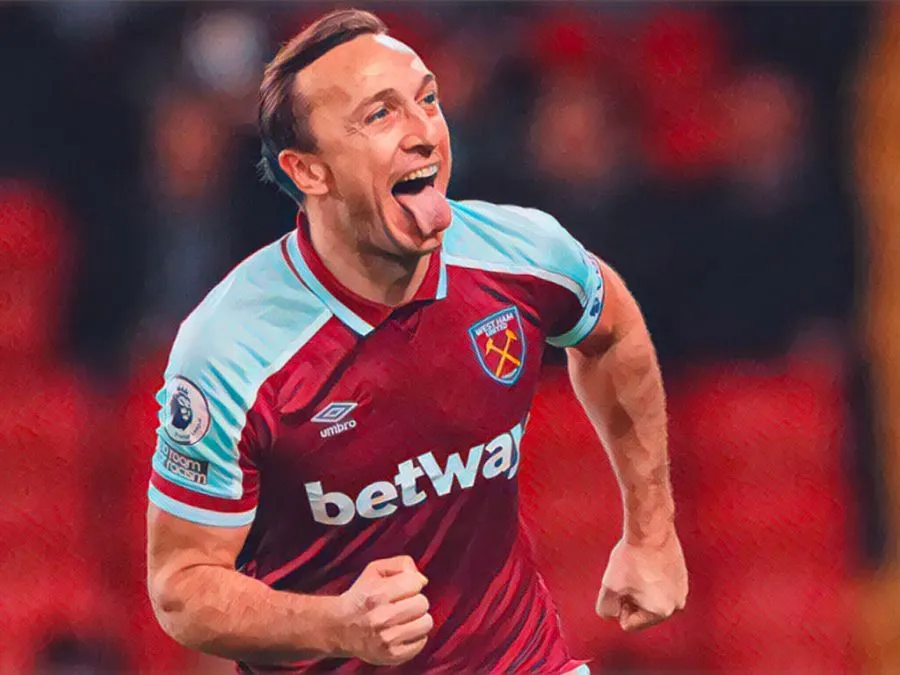 Mark Noble indossa la fascia da capitano del West Ham sotto la curva dei propri tifosi al London Stadium