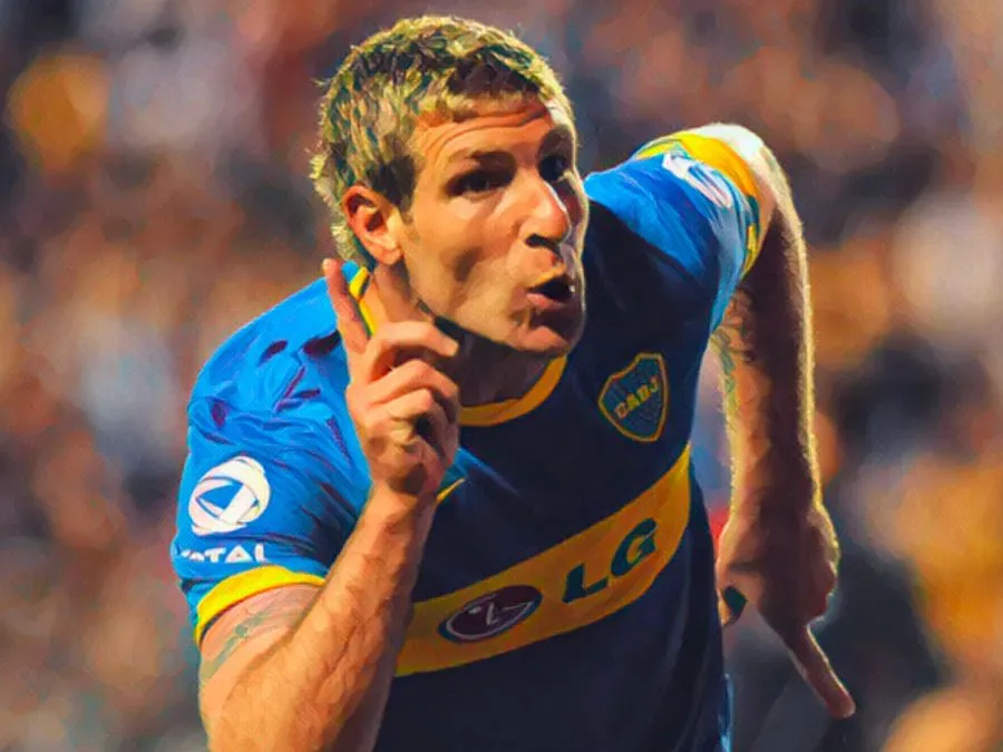 Martín Palermo esulta con la maglia del Boca Juniors mostrando il famoso ciuffo biondo ossigenato