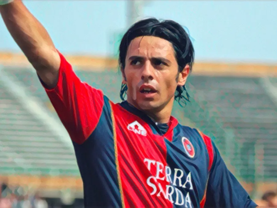 Mauro Esposito esulta dopo un gol con la maglia del Cagliari allo Stadio Sant'Elia