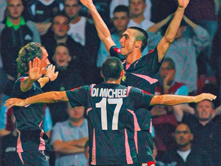 Andrea Caracciolo esulta con i compagni del Palermo dopo aver segnato il gol vittoria contro il West Ham ad Upton Park nel 2006