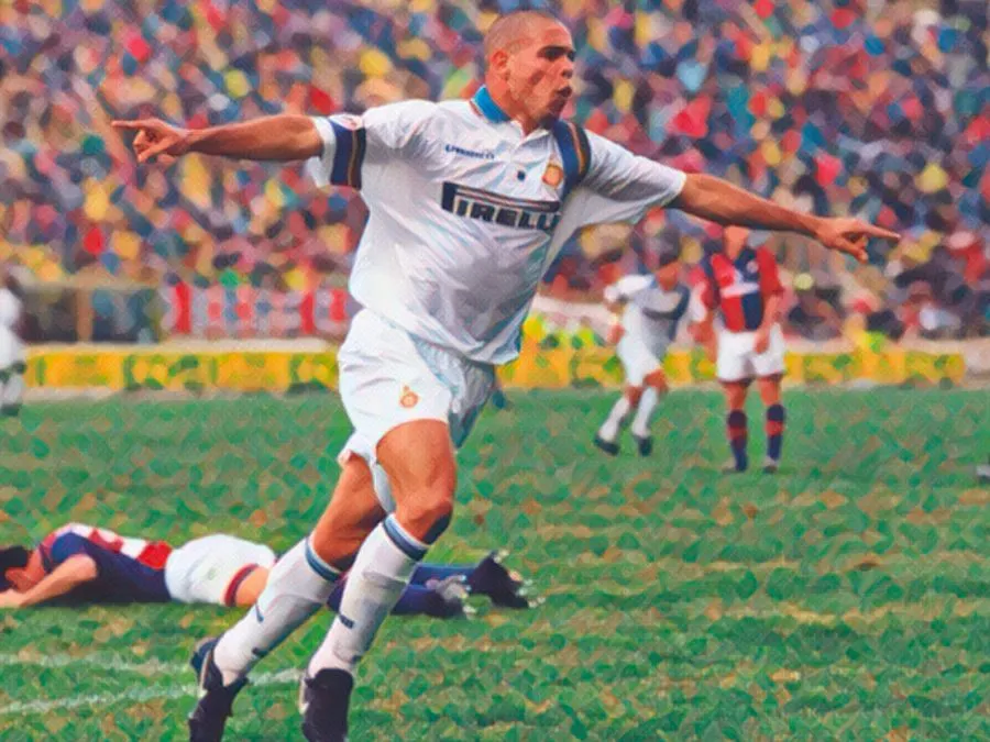 Ronaldo il Fenomeno esulta con la maglia numero 10 dell'Inter dopo aver segnato contro il Bologna nel 1997