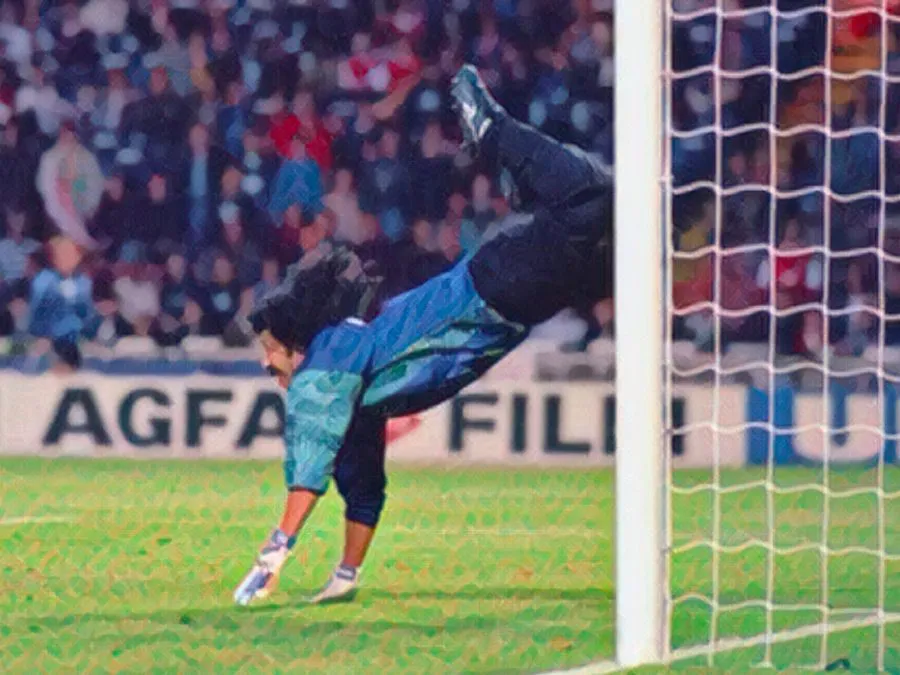 René Higuita esegue la parata dello scorpione respingendo il pallone con i talloni a Wembley