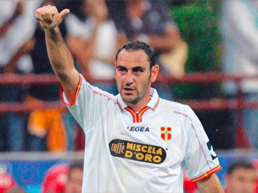 Riccardo Zampagna esulta con la maglia del Messina dopo un gol acrobatico al San Filippo