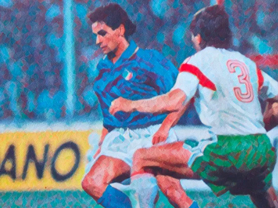 Roberto Baggio con la maglia numero 7 della Nazionale Italiana esulta allo Stadio Dino Manuzzi