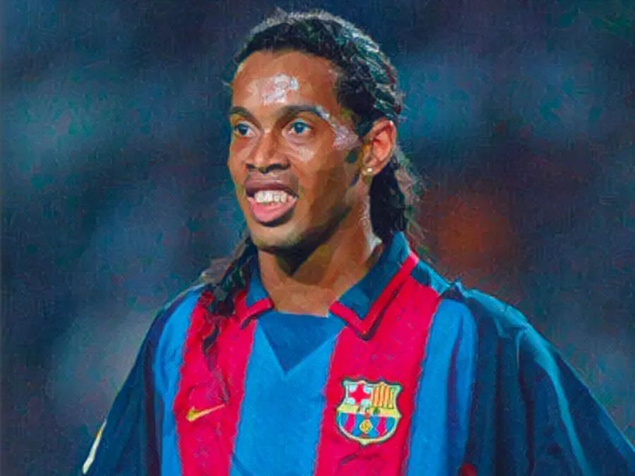 Ronaldinho festeggia col suo iconico gesto della mano il primo gol segnato al Camp Nou in Barcellona-Siviglia