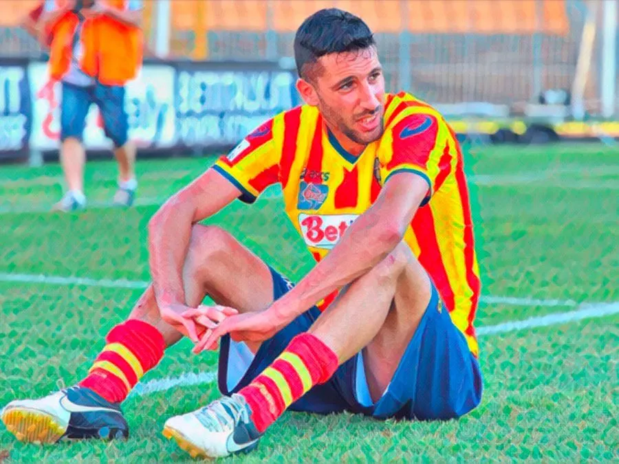 Salvatore Foti in azione da calciatore con la maglia del Lecce