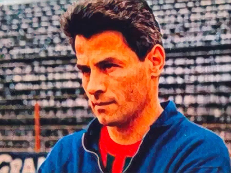 Corrado Viciani sorridente con la giacca d'allenamento della Ternana
