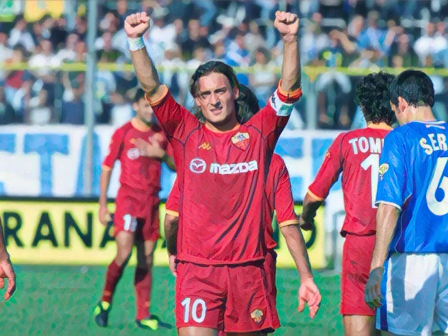 Francesco Totti festeggia dopo aver segnato una rete contro il Brescia
