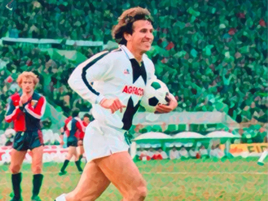 Zico in azione con la maglia dell'Udinese durante il suo esordio in Serie A contro il Genoa nel 1983
