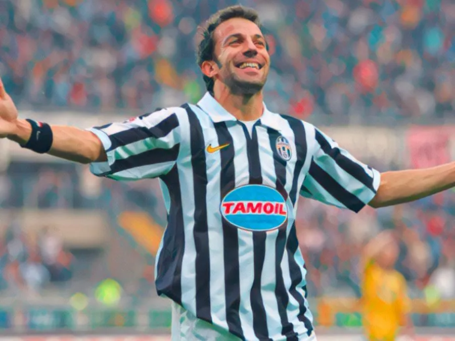 Alessandro Del Piero esulta con la maglia della Juventus dopo aver segnato il suo gol numero 200 contro il Frosinone nel 2006
